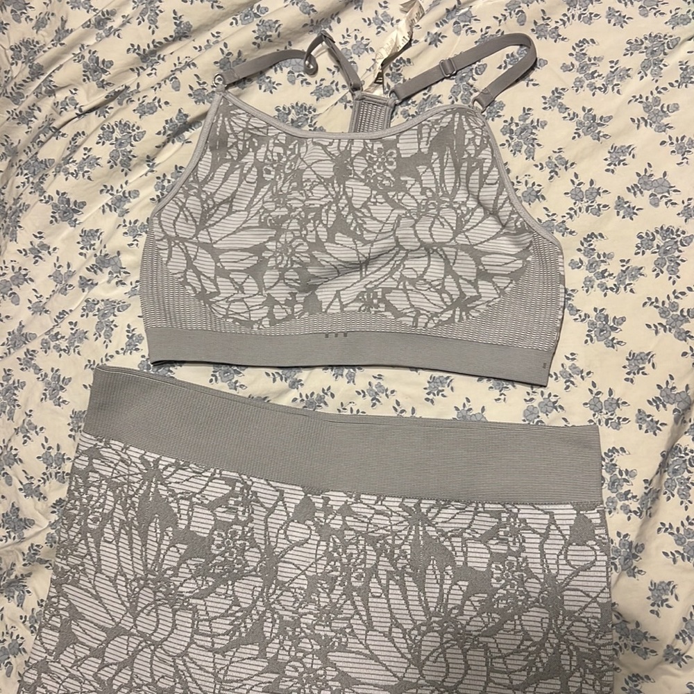 Medium Fabletics Set - Picture 3 of 3